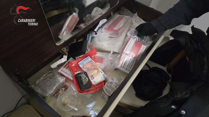 Dal nord ovest: Vasta operazione antidroga nel Canavese, 19 denunciati e 6 arrestati Dal nord ovest: Vasta operazione antidroga nel Canavese, 19 denunciati e 6 arrestati