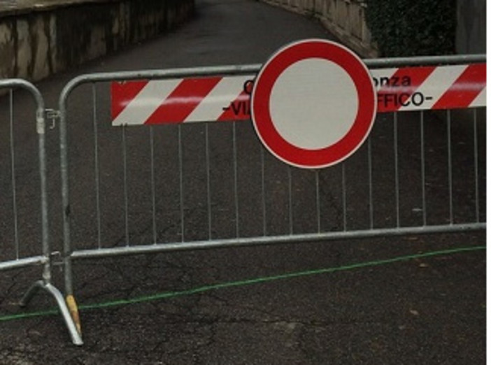 Biella, cade un frammento di pietra da una colonna in piazza Vittorio Veneto Biella, cade un frammento di pietra da una colonna in piazza Vittorio Veneto