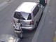 Degrado in Barriera di Milano: donna urina tra le auto, commercianti esasperati lavano il marciapiede
