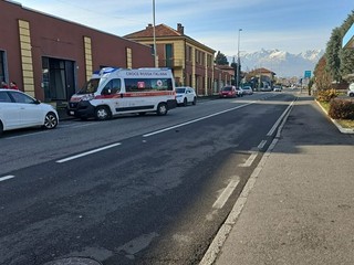 Sale sul tetto dell'auto e si denuda, caos in via Milano a Vigliano Sale sul tetto dell'auto e si denuda, caos in via Milano a Vigliano