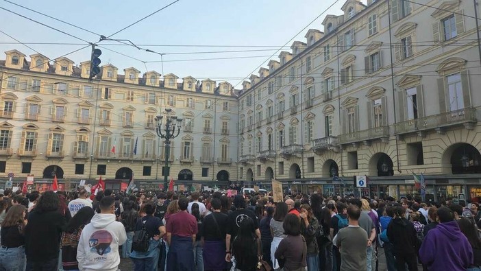 Dalle bollette alla benzina alle stelle: sfila la protesta. Poi Torino viene messa a ferro e fuoco: 12 fermati, 10 minori Dalle bollette alla benzina alle stelle: sfila la protesta. Poi Torino viene messa a ferro e fuoco: 12 fermati, 10 minori