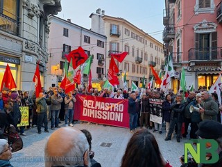 Biella, manifestazione in piazza Santa Marta dopo le dimissioni di Delmastro FOTO Nicola Rasolo per newsbiella.it