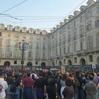 Dalle bollette alla benzina alle stelle: sfila la protesta. Poi Torino viene messa a ferro e fuoco: 12 fermati, 10 minori