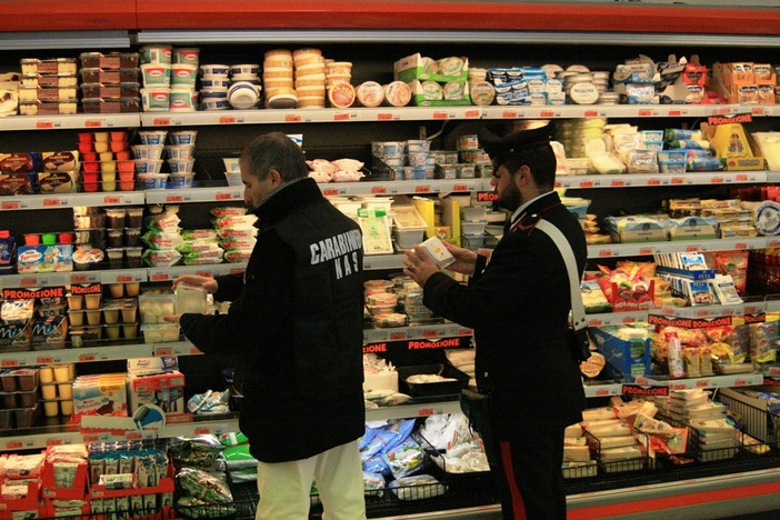 Carne scaduta in vendita al discount, due denunciati
