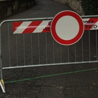 Biella, cade un frammento di pietra da una colonna in piazza Vittorio Veneto