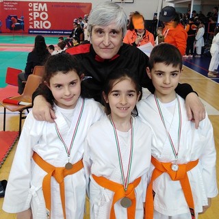Nella foto tra le braccia del Maestro da sinistra: Biscaro Valentina, Trupia Emma, Boggian Pietro. Nella foto tra le braccia del Maestro da sinistra: Biscaro Valentina, Trupia Emma, Boggian Pietro.