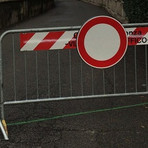 Biella, cade un frammento di pietra da una colonna in piazza Vittorio Veneto