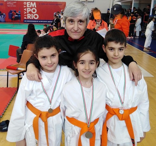 Nella foto tra le braccia del Maestro da sinistra: Biscaro Valentina, Trupia Emma, Boggian Pietro. Nella foto tra le braccia del Maestro da sinistra: Biscaro Valentina, Trupia Emma, Boggian Pietro.