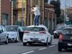 Sale sul tetto dell'auto e si denuda, caos in via Milano a Vigliano Sale sul tetto dell'auto e si denuda, caos in via Milano a Vigliano
