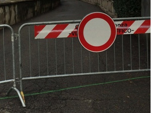 Biella, cade un frammento di pietra da una colonna in piazza Vittorio Veneto