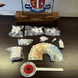 In casa mezzo chilo di hashish e tre etti e mezzo di coca: arrestato un 25enne