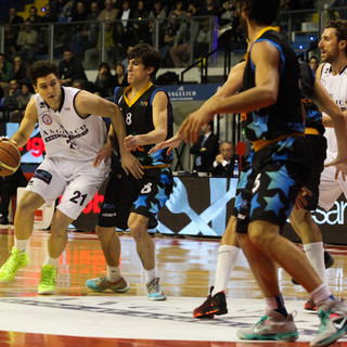 Basket - Angelico batte Pavia grazie a un grande DeVico