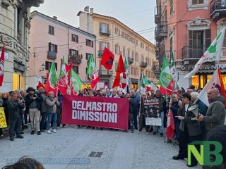 Biella, manifestazione in piazza Santa Marta dopo le dimissioni di Delmastro FOTO Nicola Rasolo per newsbiella.it
