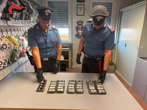 Dal Nord Ovest - Giro di vite contro lo spaccio: arrestati due pusher e sequestrate armi e droga Dal Nord Ovest - Giro di vite contro lo spaccio: arrestati due pusher e sequestrate armi e droga