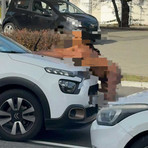 Sale sul tetto dell'auto e si denuda, caos in via Milano a Vigliano