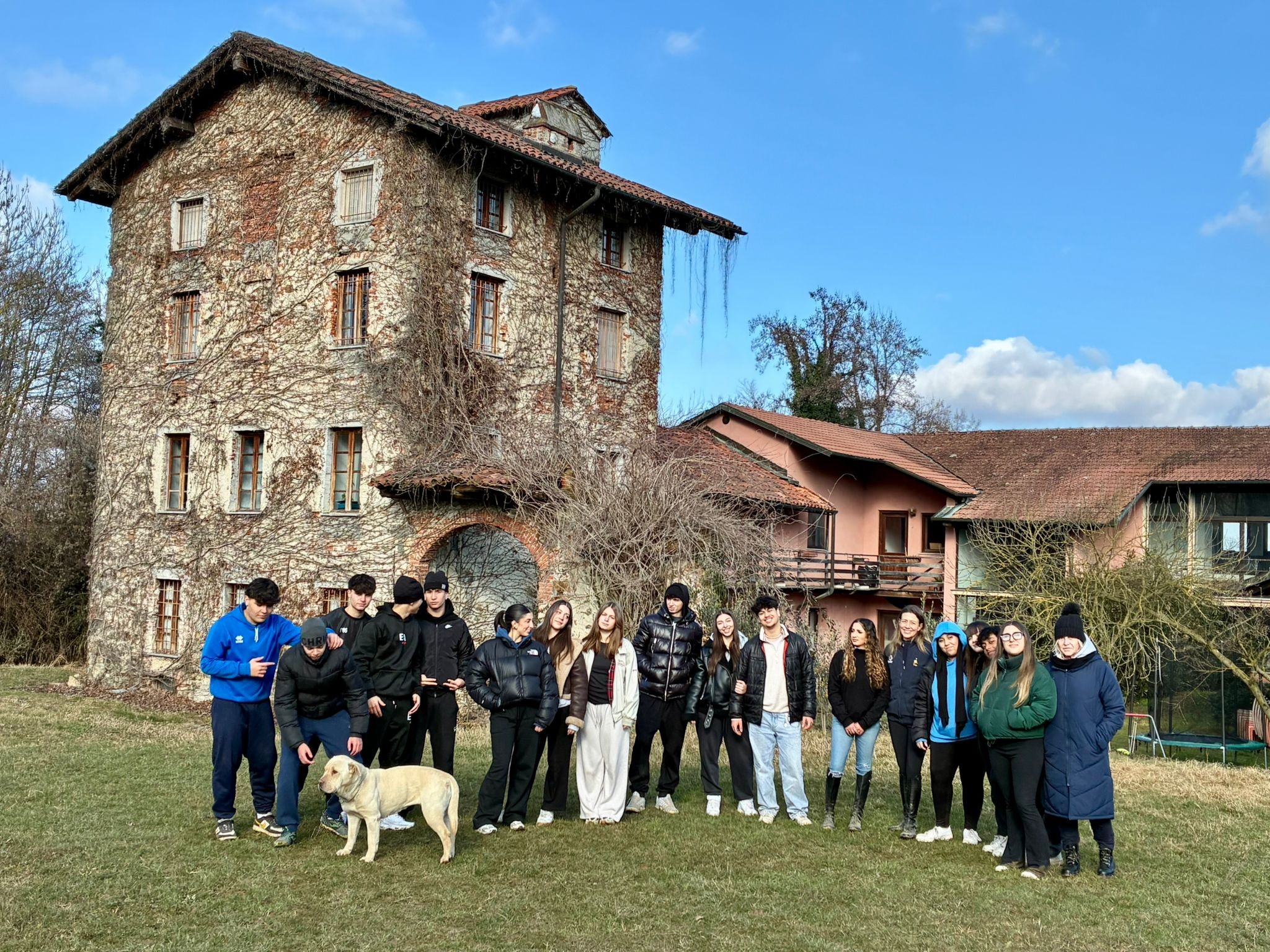 Rapporto uomo e cavallo, giornata di scuola per gli studenti di Biella tra grooming e  osteopatia FOTO