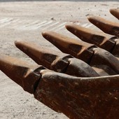 Masserano, cede il freno all'escavatore che finisce sui binari