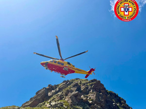 Accusa un malore, soccorso un giovane sotto la punta del Monte Camino VIDEO