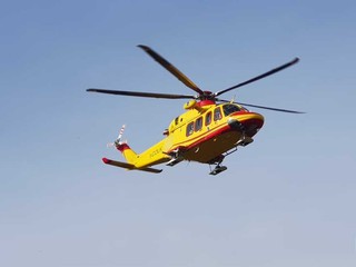 Cade a terra con la moto e finisce giù per la riva, soccorso a Trivero un 60enne: è grave in ospedale (foto di repertorio)