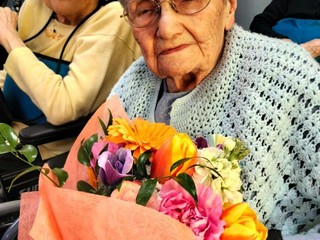 Netro in festa: Elena spegne 104 candeline alla Casa per Anziani Simonetti