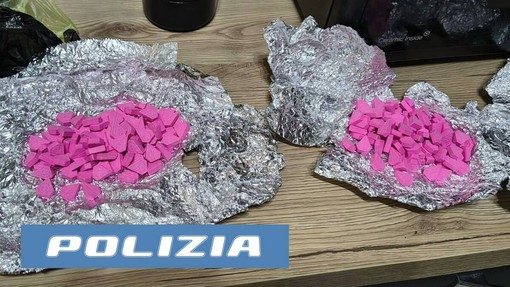 Lessona, 196 pastiglie di ecstasy e una serra di marijuana in casa, arrestato Lessona, 196 pastiglie di ecstasy e una serra di marijuana in casa, arrestato