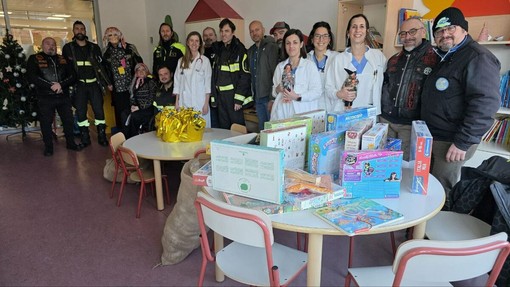 Calze e doni per i bimbi dell’ospedale di Biella Calze e doni per i bimbi dell’ospedale di Biella