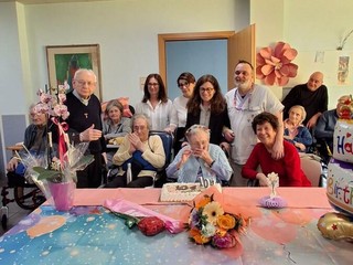 Netro in festa: Elena spegne 104 candeline alla Casa per Anziani Simonetti