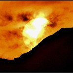 Eclissi di Sole, due scatti del fenomeno tra nubi e rilievi - Foto paolo Rosazza Pela Eclissi di Sole, due scatti del fenomeno tra nubi e rilievi - Foto paolo Rosazza Pela
