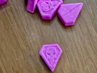 Lessona, 196 pastiglie di ecstasy e una serra di marijuana in casa, arrestato Lessona, 196 pastiglie di ecstasy e una serra di marijuana in casa, arrestato