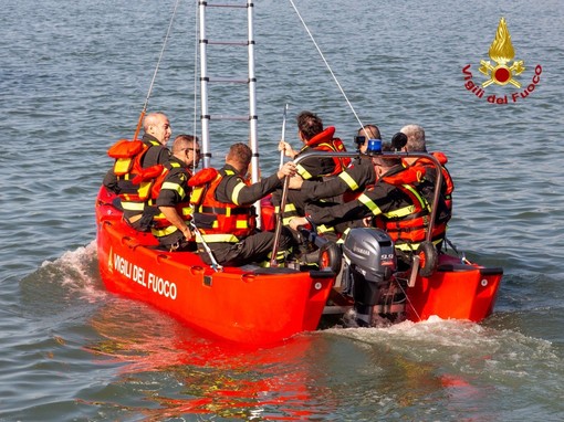 Salvataggio fluviale, Vigili del Fuoco Biella e Vercelli si addestrano sulle acque del fiume Po Salvataggio fluviale, Vigili del Fuoco Biella e Vercelli si addestrano sulle acque del fiume Po