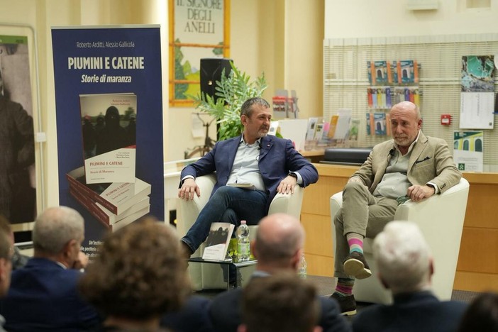 Biella, biblioteca gremita per il libro “Piumini e catene. Storie di maranza” di Roberto Arditti FOTO