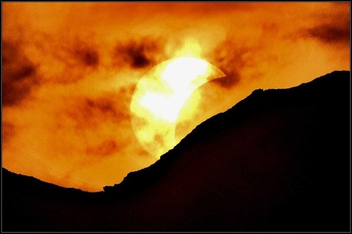 Eclissi di Sole, due scatti del fenomeno tra nubi e rilievi - Foto paolo Rosazza Pela Eclissi di Sole, due scatti del fenomeno tra nubi e rilievi - Foto paolo Rosazza Pela