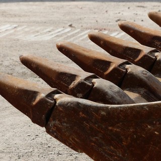 Masserano, cede il freno all'escavatore che finisce sui binari