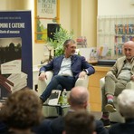 Biella, biblioteca gremita per il libro “Piumini e catene. Storie di maranza” di Roberto Arditti FOTO