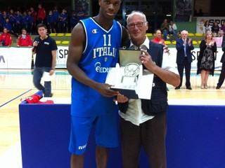 L'MVP del Torneo Eric Lombardi, premiato da Paolo Allegretti con il 7° Trofeo Aldo Capanni L'MVP del Torneo Eric Lombardi, premiato da Paolo Allegretti con il 7° Trofeo Aldo Capanni