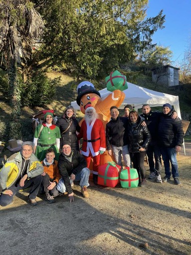 Valdilana, clima di festa a Valle Mosso con Babbo Natale in Valle (foto dalla pagina Facebook di Amici del Parco Reda) Valdilana, clima di festa a Valle Mosso con Babbo Natale in Valle (foto dalla pagina Facebook di Amici del Parco Reda)
