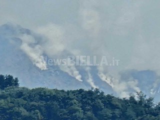 Incendio in alta Valsessera, le colonne si vedono anche dal Castello di Valdengo (foto di Angela Lobefaro per newsbiella.it)