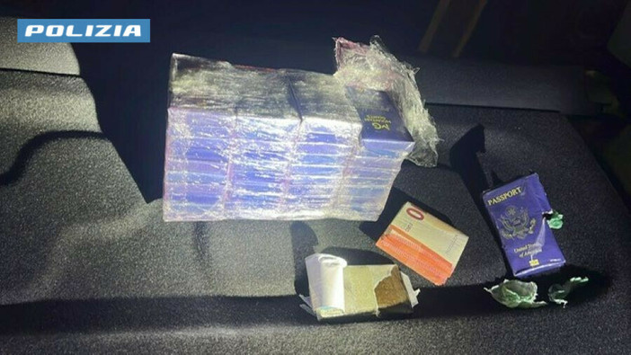 Fermati dalla Polizia sull'autostrada Torino-Milano, trasportavano 2 chili di hashish Fermati dalla Polizia sull'autostrada Torino-Milano, trasportavano 2 chili di hashish