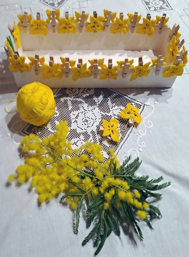 Nell’immagine d’archivio: composizione di pizzi e mimose preparata dalle “feminas” di “Su Nuraghe” per la Festa della Donna