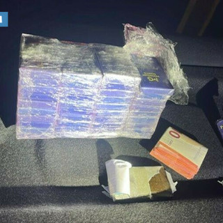 Fermati dalla Polizia sull'autostrada Torino-Milano, trasportavano 2 chili di hashish
