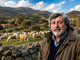“Su Nuraghe” accoglie il canto per Guccini di Nicola Loi: la libertà nel vento, la memoria nella parola “Su Nuraghe” accoglie il canto per Guccini di Nicola Loi: la libertà nel vento, la memoria nella parola