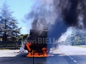 Masserano, furgone avvolto dalle fiamme: traffico rallentato all’uscita della Superstrada (foto di Mattia Baù per newsbiella.it) Masserano, furgone avvolto dalle fiamme: traffico rallentato all’uscita della Superstrada (foto di Mattia Baù per newsbiella.it)