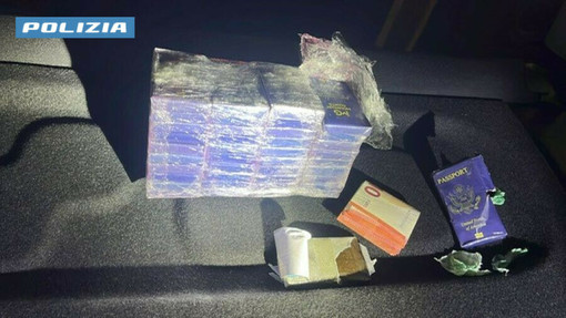 Fermati dalla Polizia sull'autostrada Torino-Milano, trasportavano 2 chili di hashish