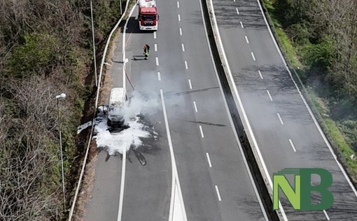 Incendio in Superstrada, furgoncino avvolto dalle fiamme vicino all’uscita di Chiavazza (servizio di Mauro Benedetti per newsbiella.it)