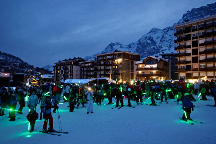 In più di 500 alla Fiaccolata per la vita per la ricerca sul cancro