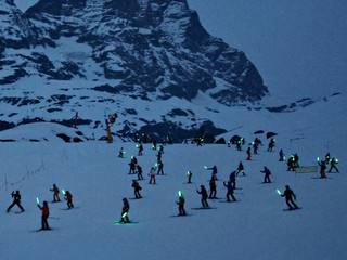 In più di 500 alla Fiaccolata per la vita per la ricerca sul cancro