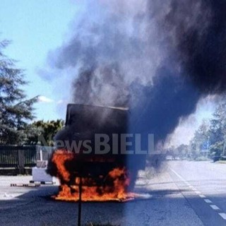 Masserano, furgone avvolto dalle fiamme: traffico rallentato all’uscita della Superstrada (foto di Mattia Baù per newsbiella.it) Masserano, furgone avvolto dalle fiamme: traffico rallentato all’uscita della Superstrada (foto di Mattia Baù per newsbiella.it)