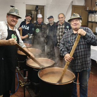 Pollici in alto per la Fagiolata Alpina di Brusnengo e Curino (foto dalla pagina Facebook di Gruppo Alpini Brusnengo Curino)