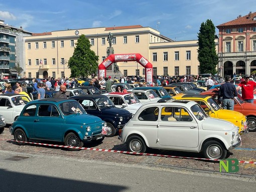 Sfilano le Fiat 500 per le vie di Biella: 110 gli iscritti al raduno