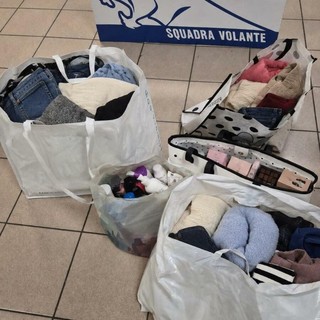 Furti in 7 negozi di Biella, usano il passeggino per nascondere la refurtiva da oltre 2mila euro
